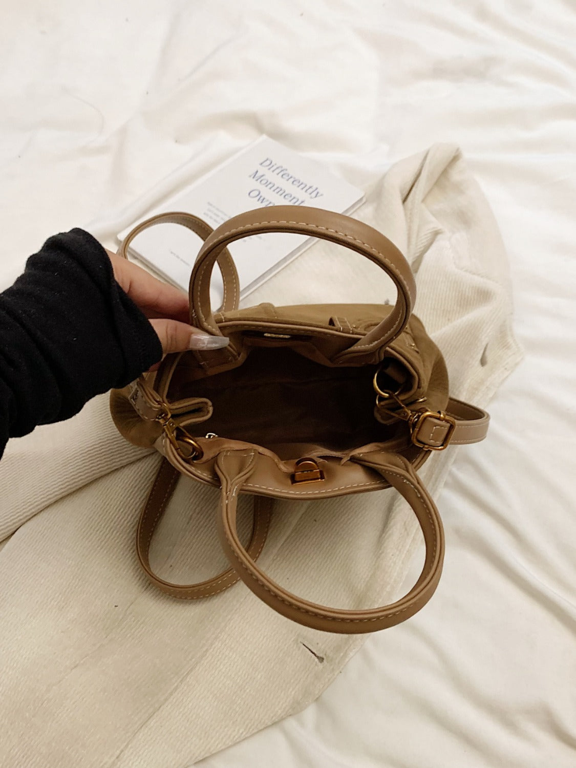 Doppelnutzen-Handtasche aus Wildleder mit verstellbarem Riemen