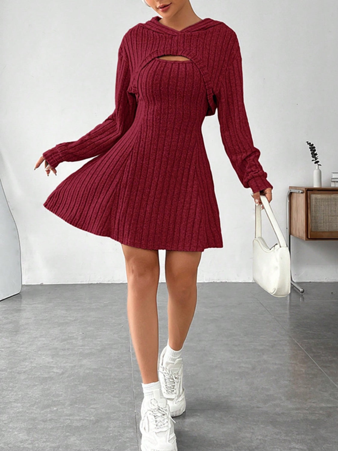 Set aus Kleid mit breiten Trägern und langärmligem Oberteil mit Kapuze