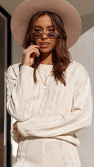 Beige Pullover mit Zopfmuster