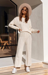 Beige Pullover mit Zopfmuster