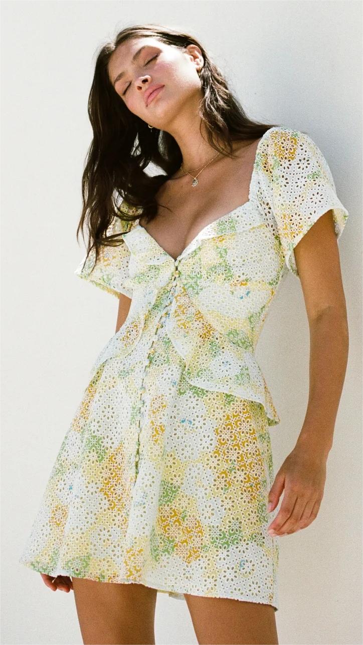 Gelbes Minikleid mit zartem Blumenmuster
