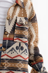 Geometrische, langärmlige Jacke mit Knöpfen