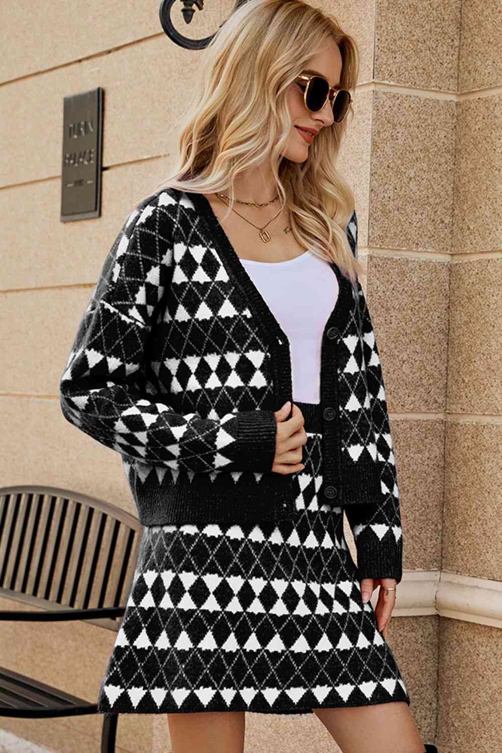 Set aus Cardigan mit geometrischem Muster und überschnittenen Schultern und Strickrock