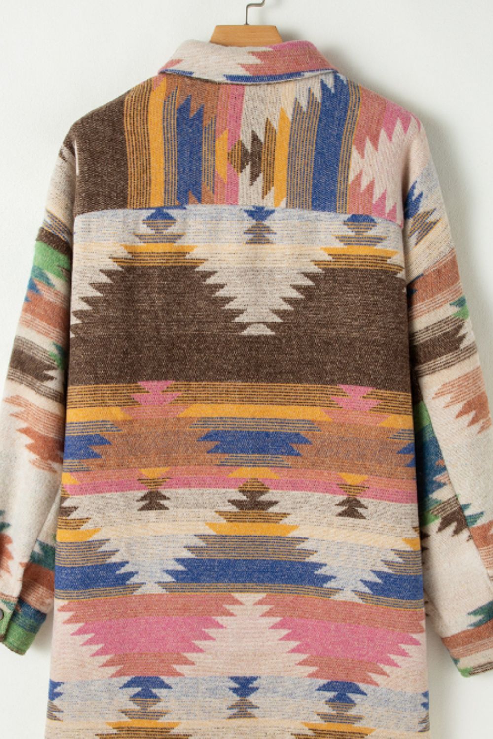 Geometrische, langärmlige Jacke mit Knöpfen