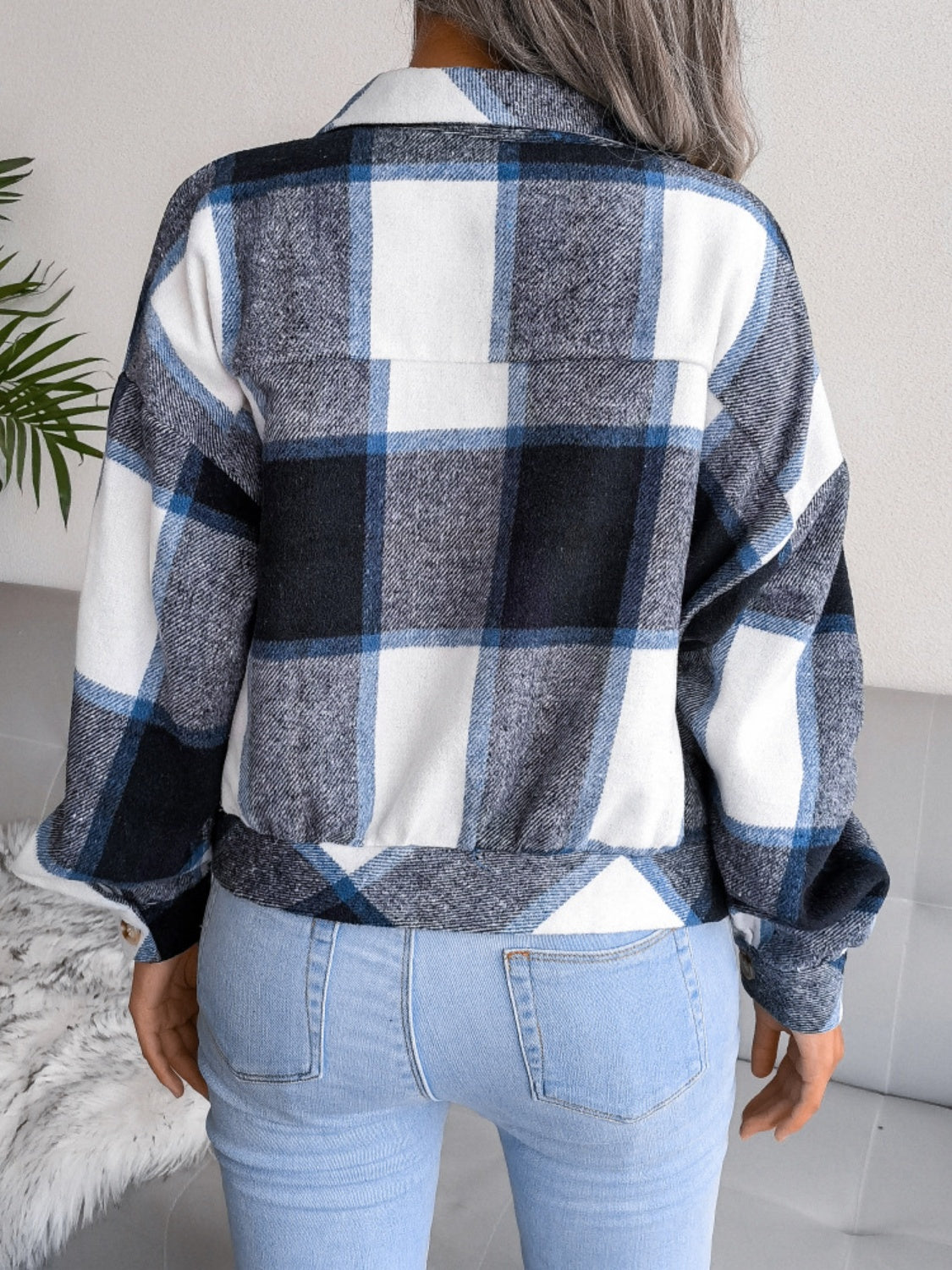 Karierte Jacke mit Kragen und langen Ärmeln
