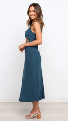 Marineblaues, figurbetontes Strickkleid mit Cut-outs