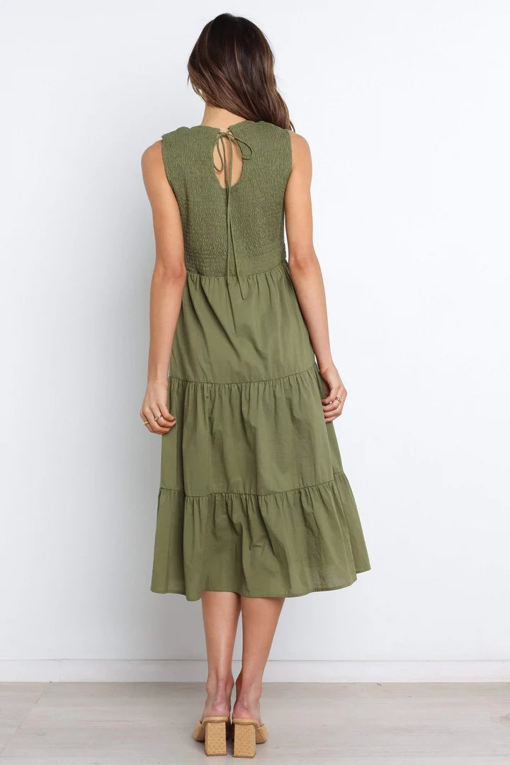 Olivgrünes gestuftes ärmelloses Midikleid