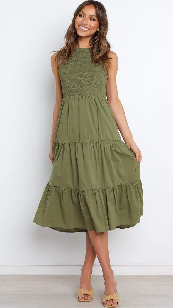 Olivgrünes gestuftes ärmelloses Midikleid
