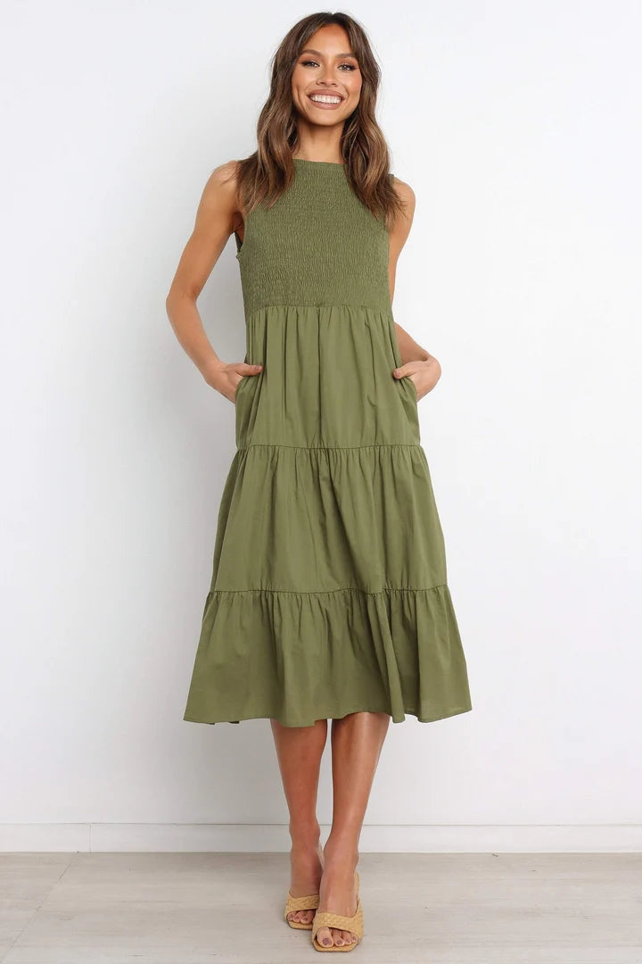 Olivgrünes gestuftes ärmelloses Midikleid