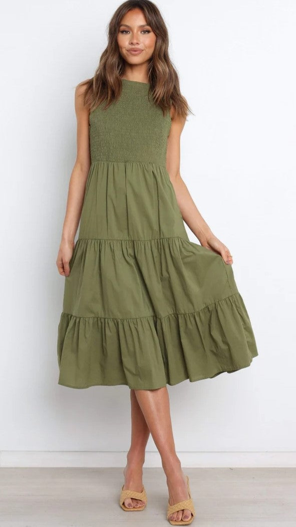 Olivgrünes gestuftes ärmelloses Midikleid