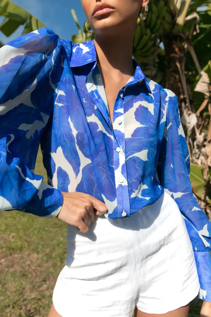 Blaue Bluse mit Knopfleiste und Blumenmuster