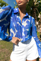Blaue Bluse mit Knopfleiste und Blumenmuster