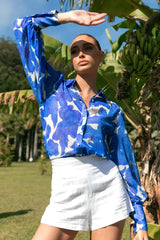 Blaue Bluse mit Knopfleiste und Blumenmuster
