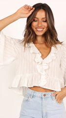 Weißes, gerüschtes Crop-Top